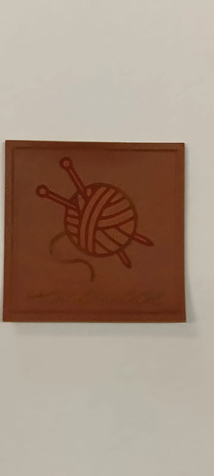 HNĚDÁ* Eko kůže cedulka / KLUBKO A JEHLICE / nášivka HAND MADE 50x50 mm